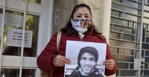 Cristina Castro exigiendo justicia frente a la Fiscalía de Bahía Blanca | Foto Enfoque Rojo