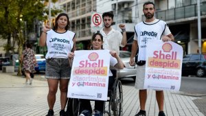 Carla junto a compañeres del CeProDH de la Zona Sur del GBA luchando junto a los despedidos de Shell | Foto Enfoque Rojo