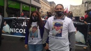 Mariana y Matías, padres de Alan, marchando por justicia | Foto Enfoque Rojo