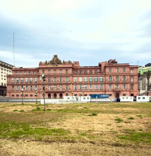 Equipos de generación de energía móvil que asisten a la Casa Rosada