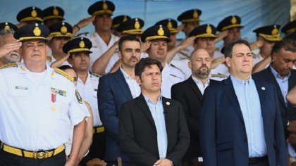 Empoderados. Axel Kicillof, Javier Alonso y la plana mayor de la Policía Bonaerense | Foto Prensa Gobierno PBA