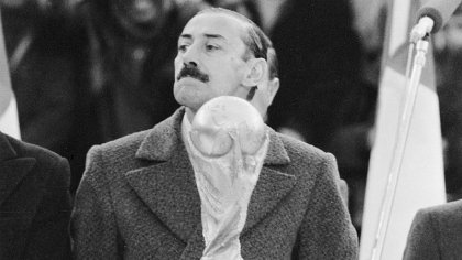 Jorge Rafael Videla junto a la Copa del Mundo