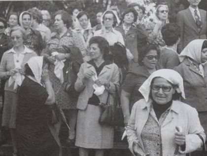 21 de noviembre de 1977. Marta Ungaro junto a otros familiares intantan contactarse con el secretario de Estado estaounidense Cyrus Vance. Fue el primer día que la Madres se pusieron los pañalas de sus hijos en la cabeza